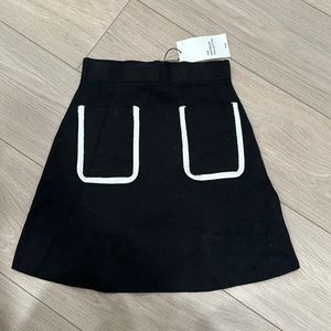Black knitted skirt with white outlined pockets